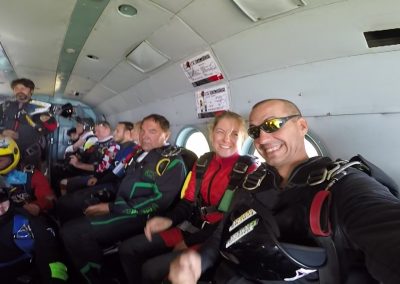Emelkedés közben. Vagyunk páranm a helikopterben