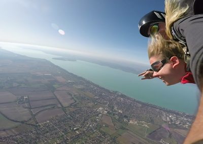 Szabadesés közben, háttérben a Balaton